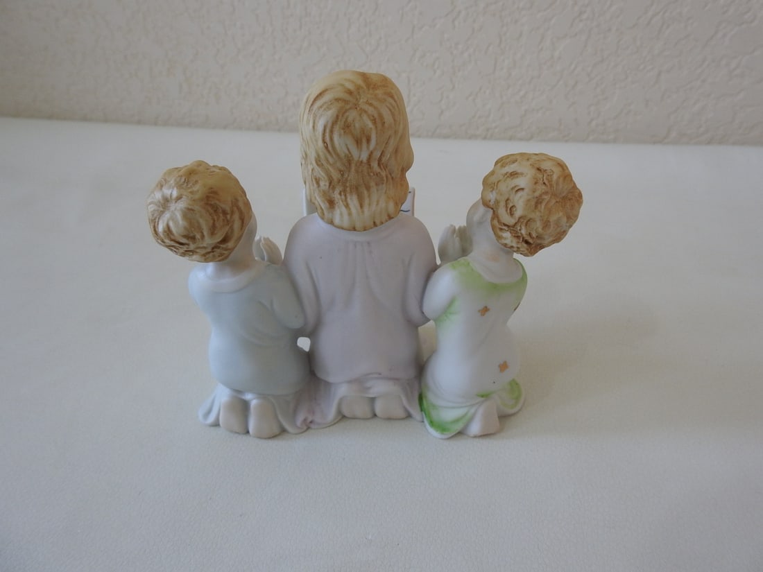 Vintage Lefton Family Worship Porcelain Figurine: Japanese hand-painted. Approx. 6 x 6 x 3.5 in.
