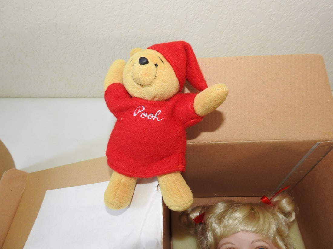 Ashton-Drake “Let’s Read a Bedtime Story?? Pooh Doll - 2