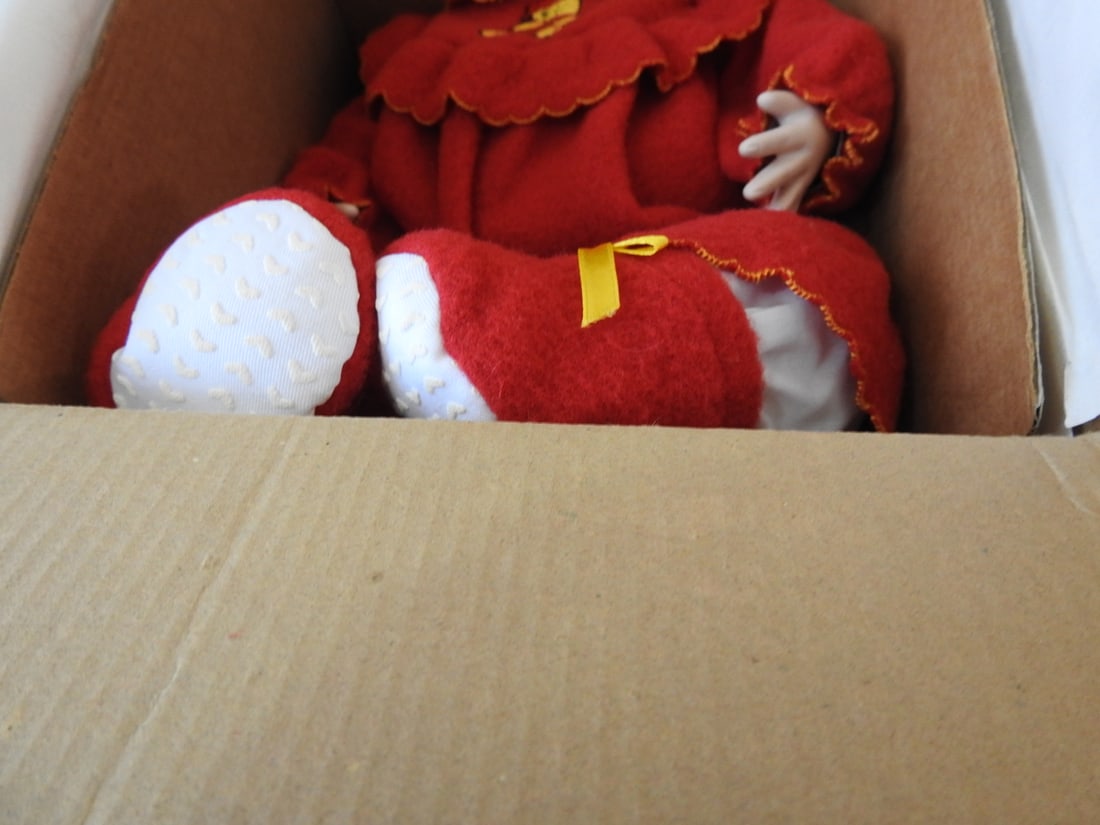 Ashton-Drake “Let’s Read a Bedtime Story?? Pooh Doll - 3