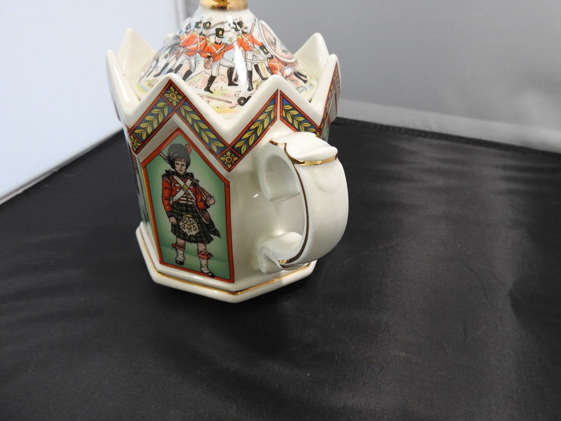 Sadler Duke of Wellington Commemorative Porcelain Teapot - 7