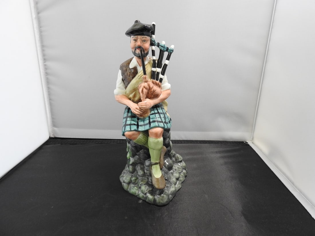 Royal Doulton “The Piper?? HN2907 Figurine: Royal Doulton porcelain figurine titled “The Piper, ” model HN2907. Approx. 8.5 x 5 x 4.5 in.