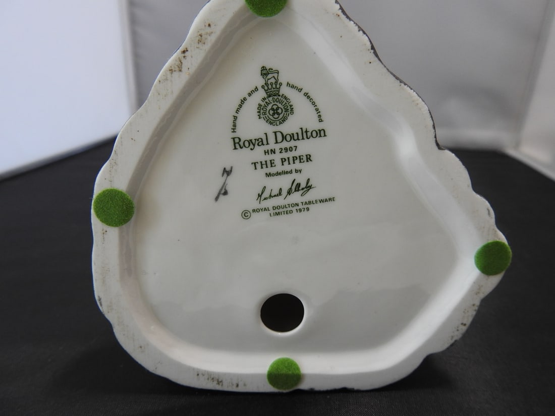 Royal Doulton “The Piper?? HN2907 Figurine - 3