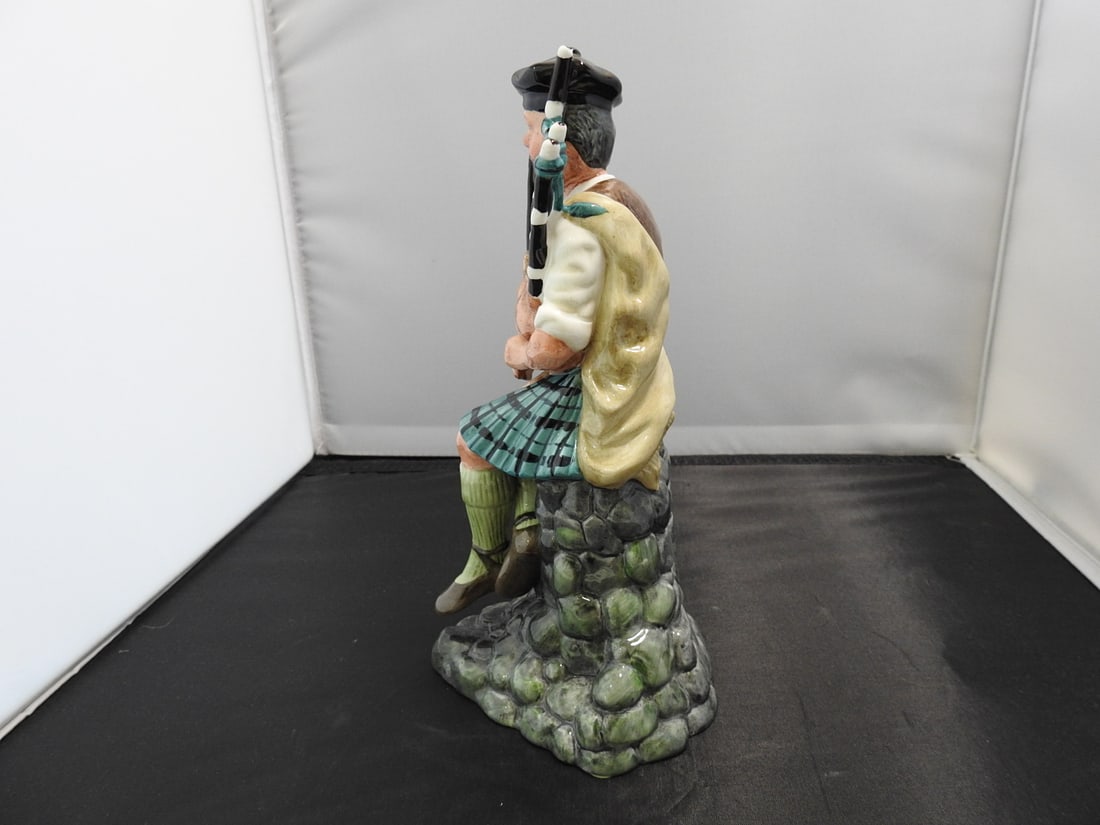 Royal Doulton “The Piper?? HN2907 Figurine - 4