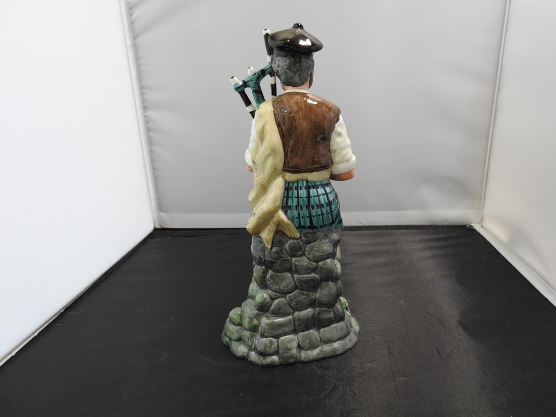 Royal Doulton “The Piper?? HN2907 Figurine - 5
