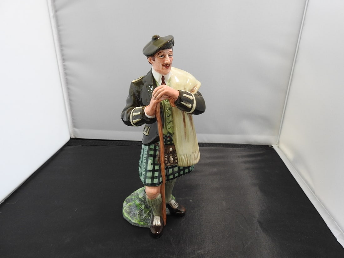 Royal Doulton “The Laird?? HN2361 Figurine: Royal Doulton porcelain figurine titled “The Laird, ” model HN2361. Approx. 8.5 x 3.5 x 3.5 in.