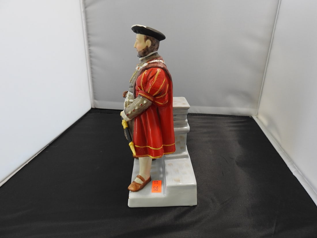 Henry VIII Porcelain Figurine with Gold Accents - 3
