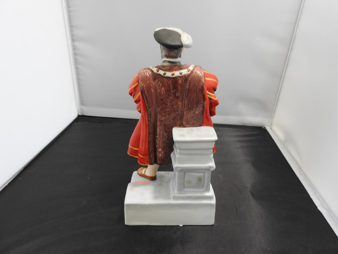 Henry VIII Porcelain Figurine with Gold Accents - 4