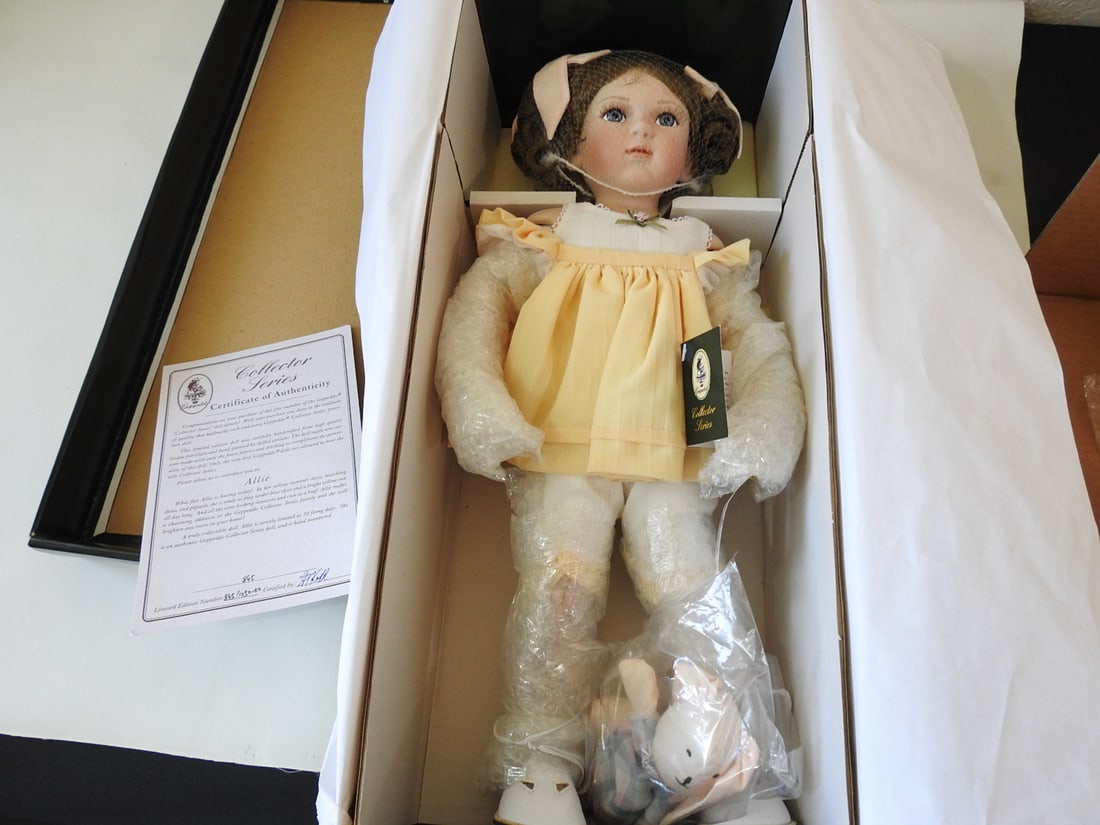 Geppeddo Collector Series “Allie” Doll #845/1050: Geppeddo Collector Series “Allie” doll, limited #845 of 1050, complete set with certificate of authenticity. Approx. 21 x 8.75 x 6.25 in.