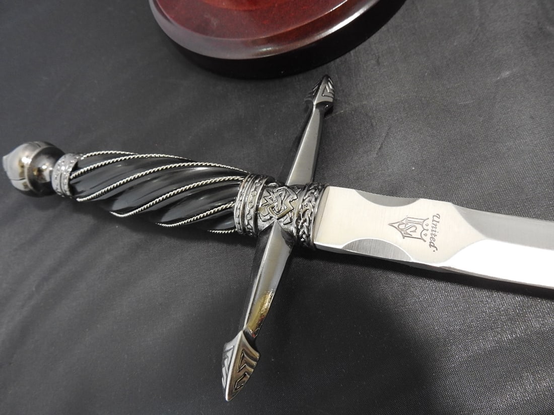 United Cutlery “Legends in Steel” Round Table Dagger - 3