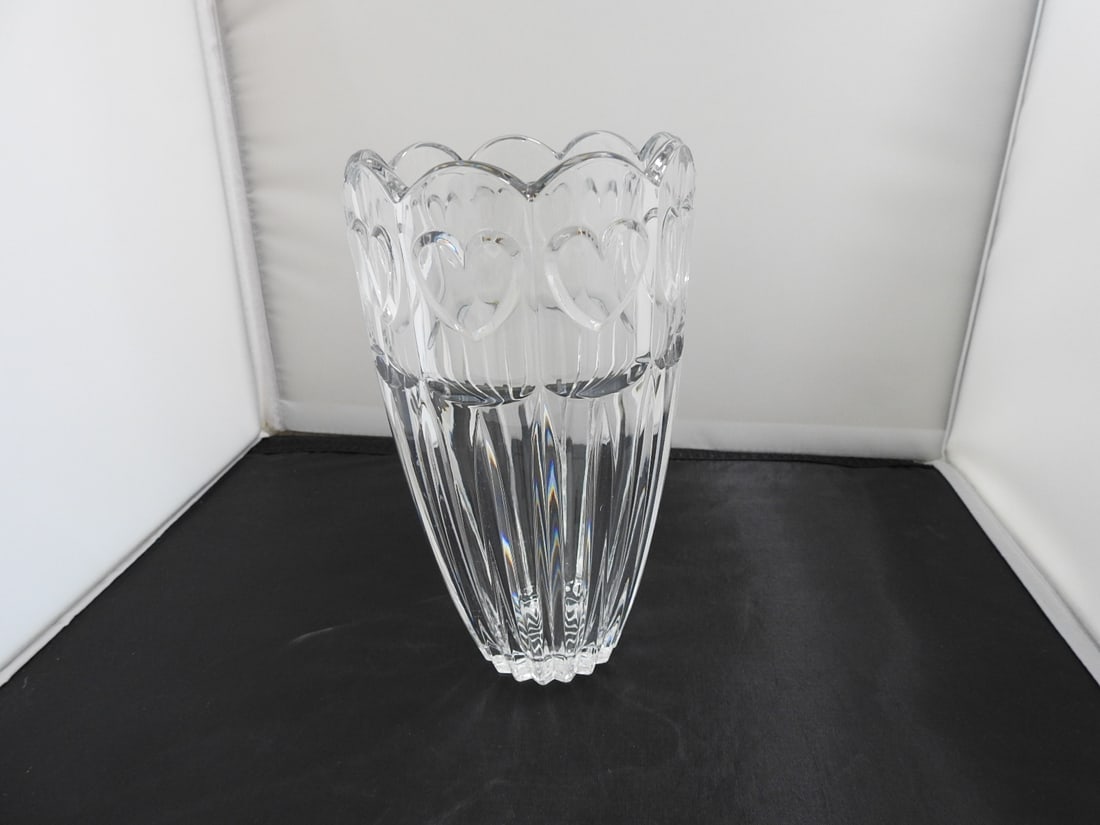 Lead Crystal Heart Vase: Lead Crystal Heart Vase Approx. 7.5 x 4.25 x 4.25 in.