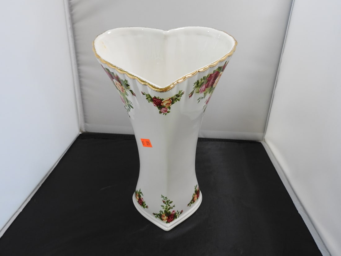 Porcelain Fluted Heart Vase: Porcelain Fluted Heart Vase. "old country roses" by Royal Albert original copyright 1962- with minor signs of usage Approx. 9.75 x 7 x 6 in.