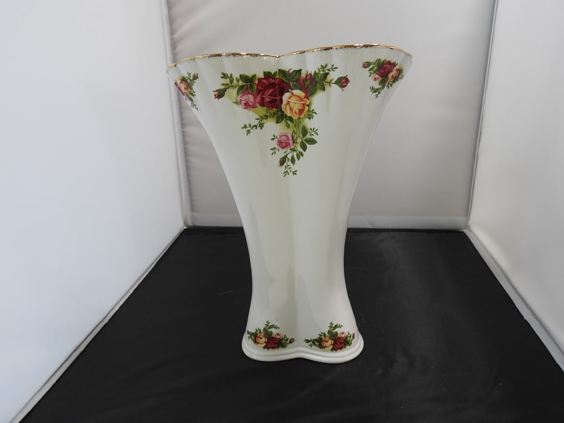 Porcelain Fluted Heart Vase - 3