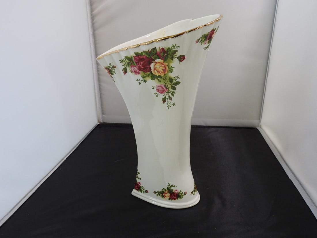 Porcelain Fluted Heart Vase - 4