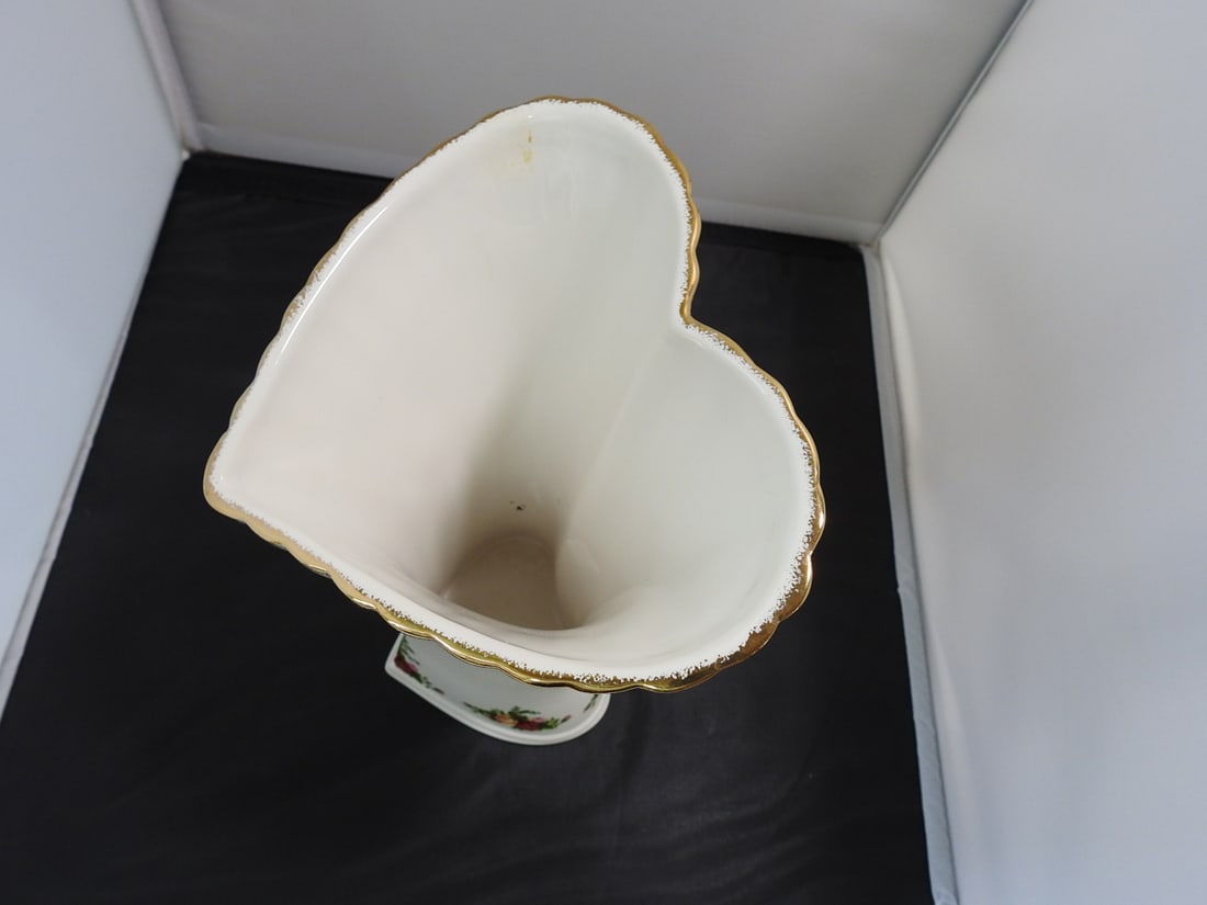 Porcelain Fluted Heart Vase - 5