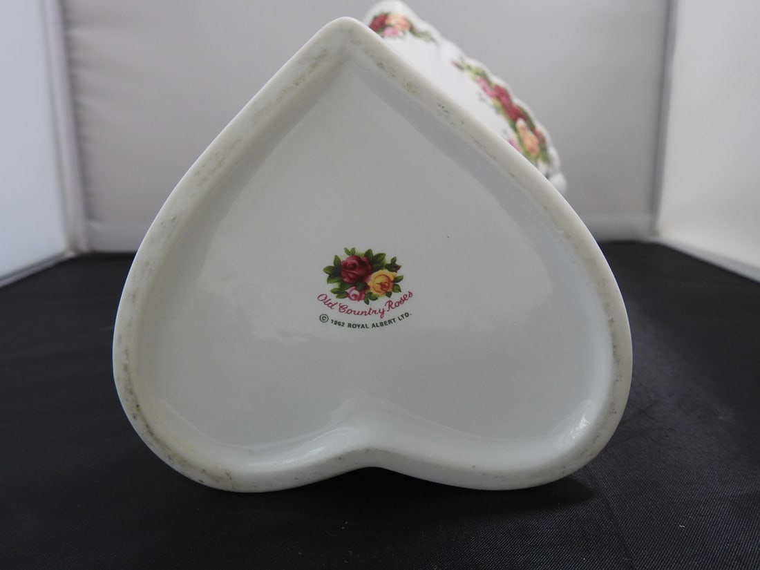 Porcelain Fluted Heart Vase - 6