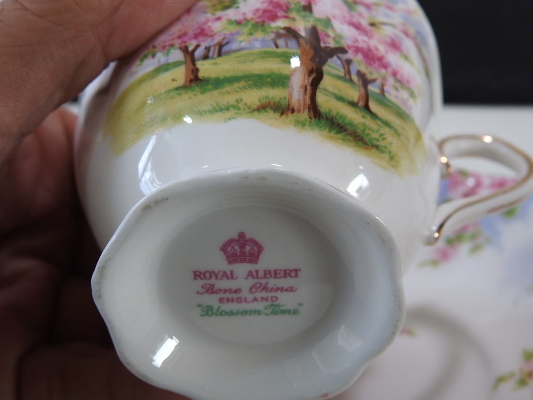 Set of 3 Vintage Bone China Teacup and Saucers - 5