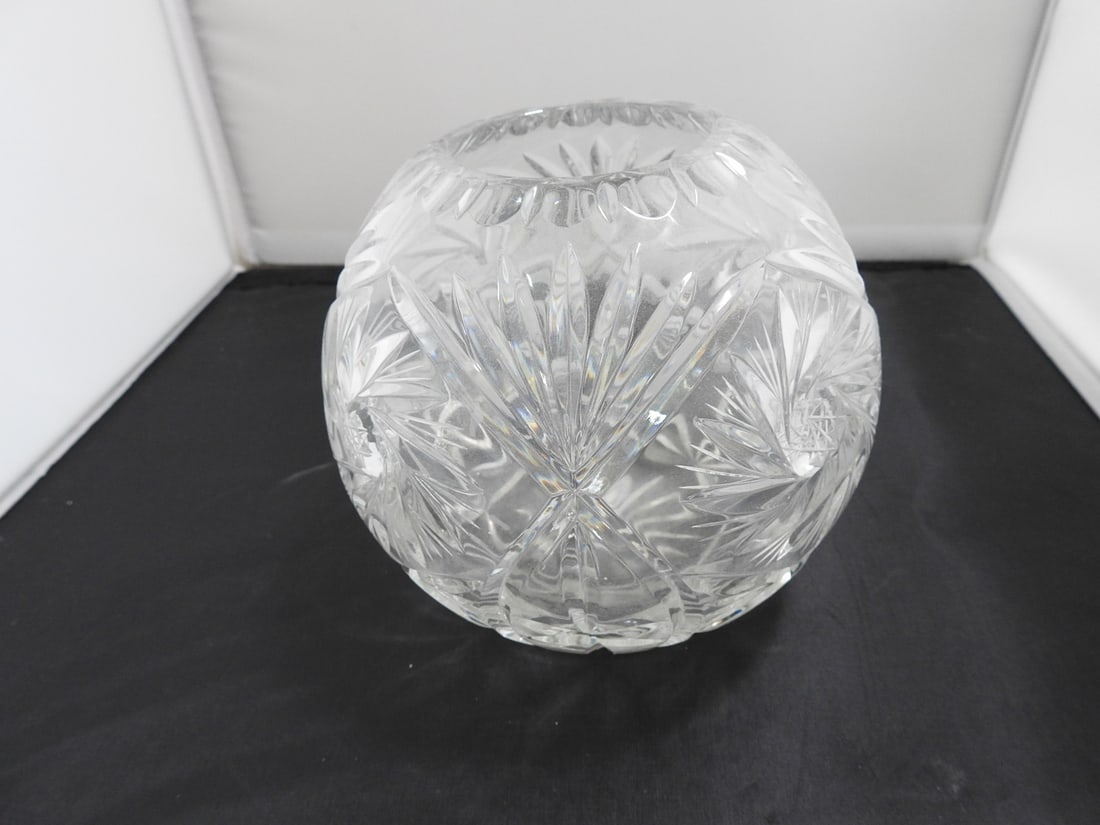 Lead Crystal Rose Bowl vase: Lead Crystal Rose Bowl vase Approx. 6 x 6 x 6 in.