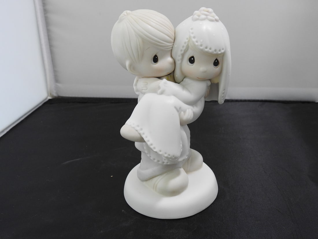 Precious Moments Porcelain Figurine: Precious Moments Porcelain Figurine. "Bless You Two" Serial # E-9255 By Enesco Copyrighted 1982 - Jonathan & David Approx. 6 x 4 x 3 in.