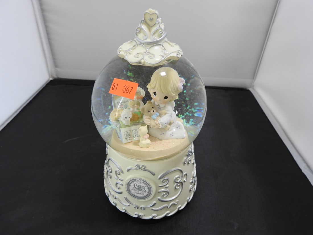 Precious Moments Snow Globe Music Box: Precious Moments Snow Globe Music Box. By Enesco "Gold and Silver Waltz" Tested not playing, copyright 2003 Approx. 7 x 4.5 x 4.5 in.