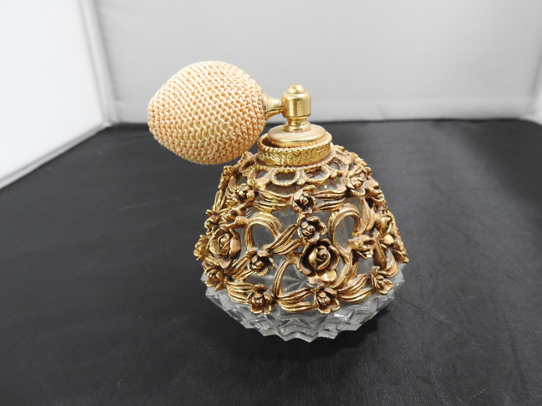 Vintage Perfume bottle with atomizer: Vintage Perfume bottle with atomizer. never used, Approx. 4 x 3.5 x 3.5 in.