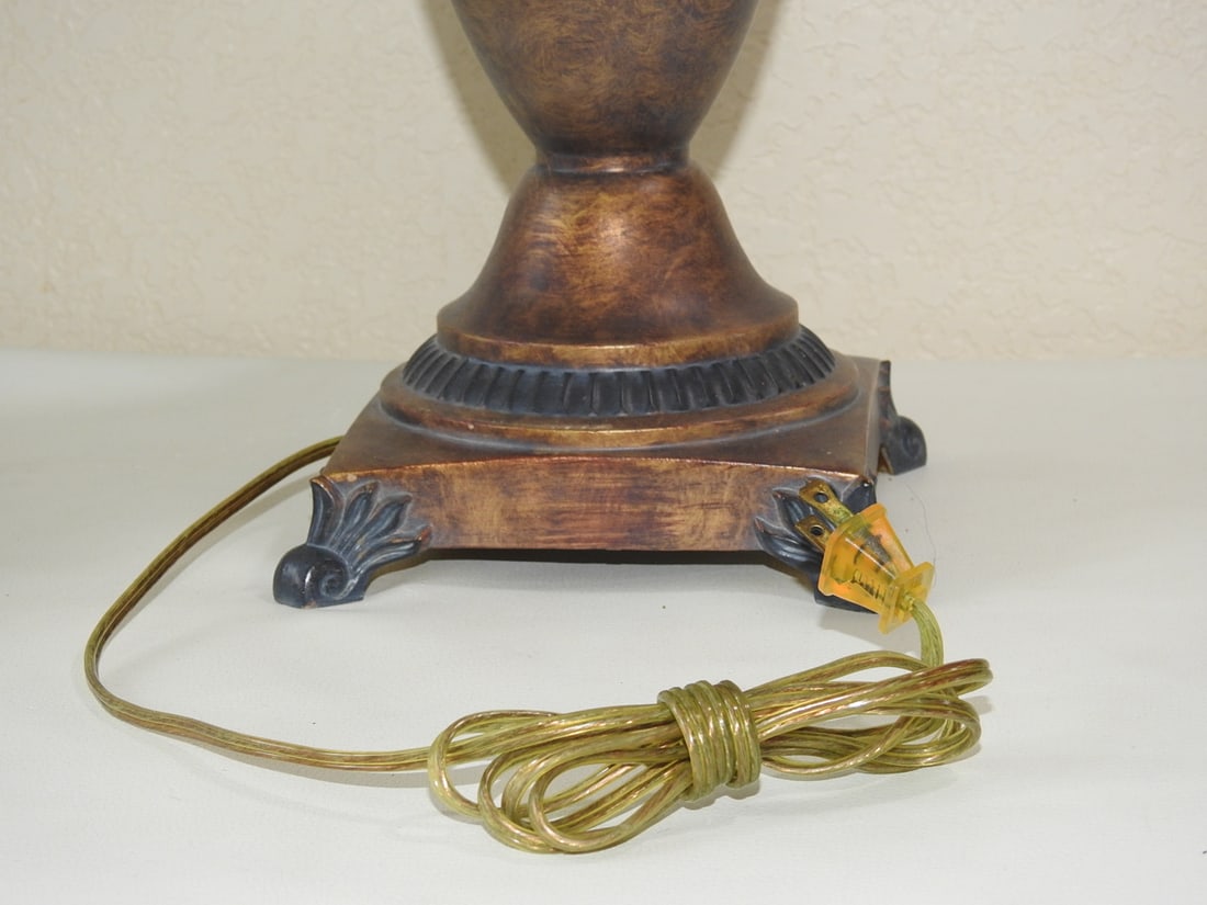 Classical Style Footed Lamp - 4