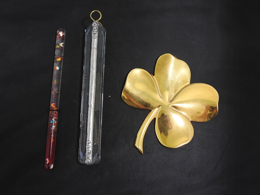 Lot of Whimsical Decorative Items: Lot of whimsical decorative items including hanging glass and brass-tone flower ornament pieces, as shown. Approx. 2 x 6.5 x 8 in.