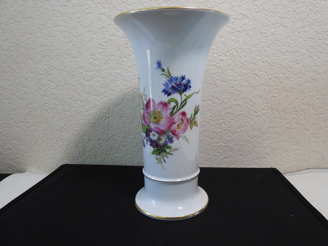 Kaiser Porzellan Gloria Floral Trumpet Vase: Kaiser Porzellan Gloria floral trumpet vase with floral transfer decoration, 24K gold accents, and serial/mark 1440 to underside. Approx. 11 x 7 x 7 in.