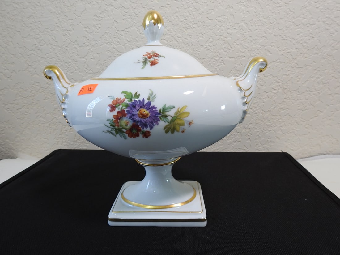 Kaiser Porzellan Gloria Floral Lidded Bonbonniere: Kaiser Porzellan Gloria floral lidded bonbonniere with floral transfer decoration and 24K gold accents. Approx. 9 x 10 x 7 in.