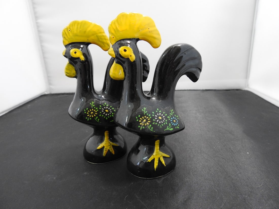 Vintage Ceramic Rooster Salt and Pepper Shakers: Vintage hand-painted ceramic rooster salt and pepper shakers with black bodies and yellow/red accents. Maker/brand noted in consignor notes. Approx. 5 x 3.75 x 3.5 in.