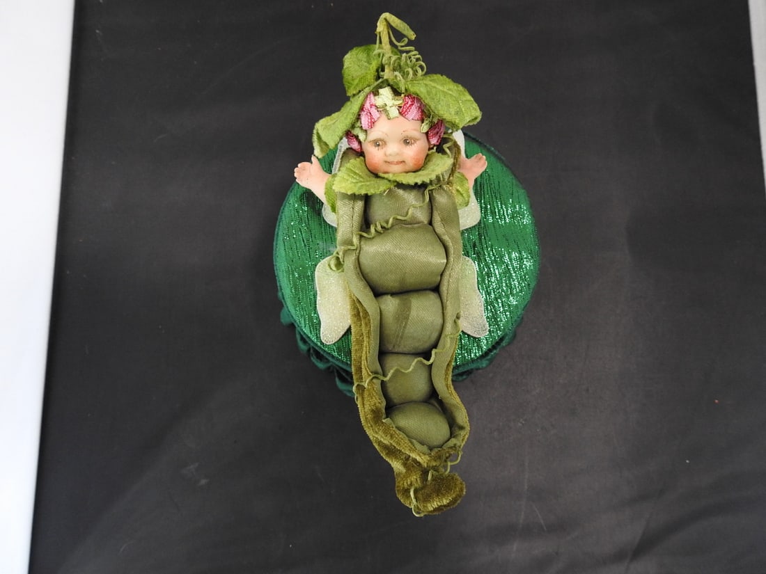Mark Roberts Sweet Pea Pod Baby Figurine: Mark Roberts Sweet Pea pea pod baby figurine in painted resin with floral and leaf decoration. Approx. 6 x 7 x 5 in.