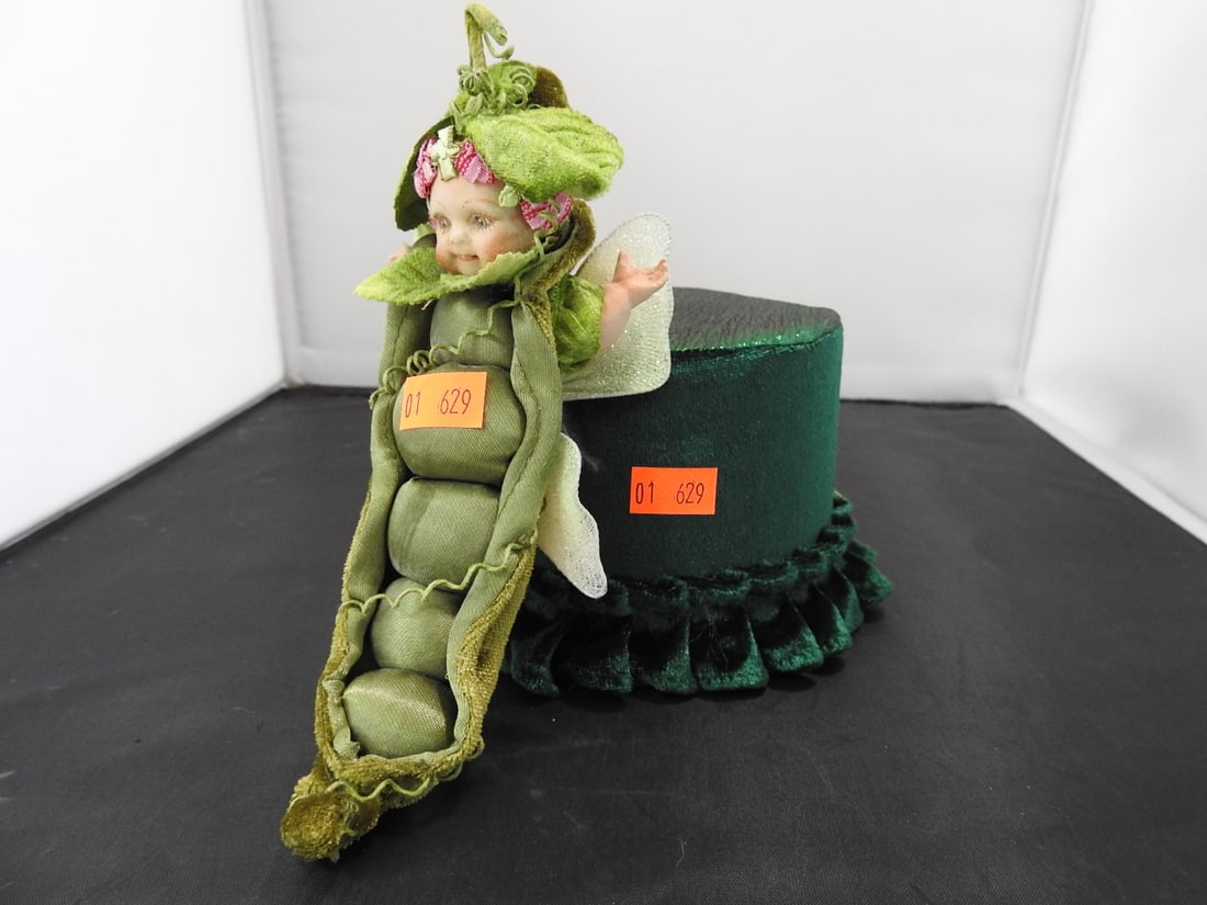 Mark Roberts Sweet Pea Pod Baby Figurine - 2