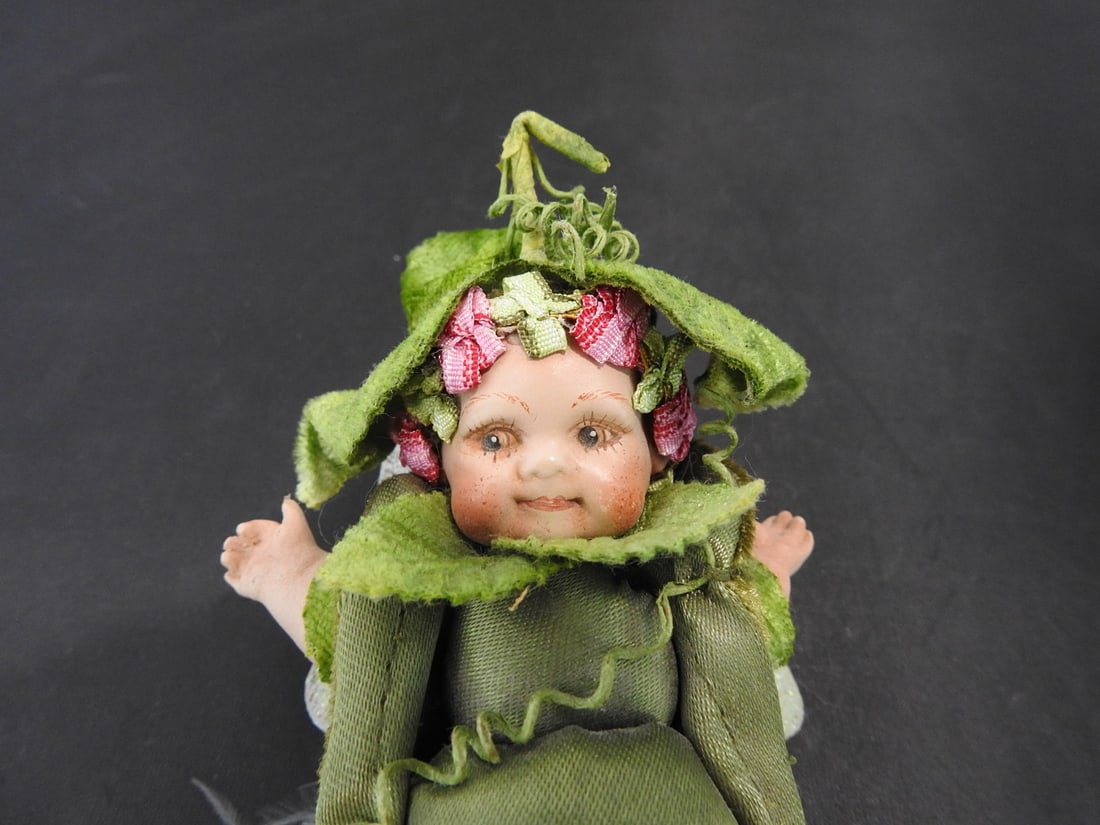 Mark Roberts Sweet Pea Pod Baby Figurine - 3