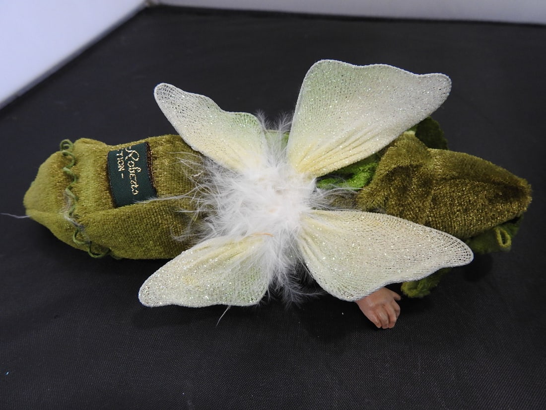 Mark Roberts Sweet Pea Pod Baby Figurine - 4