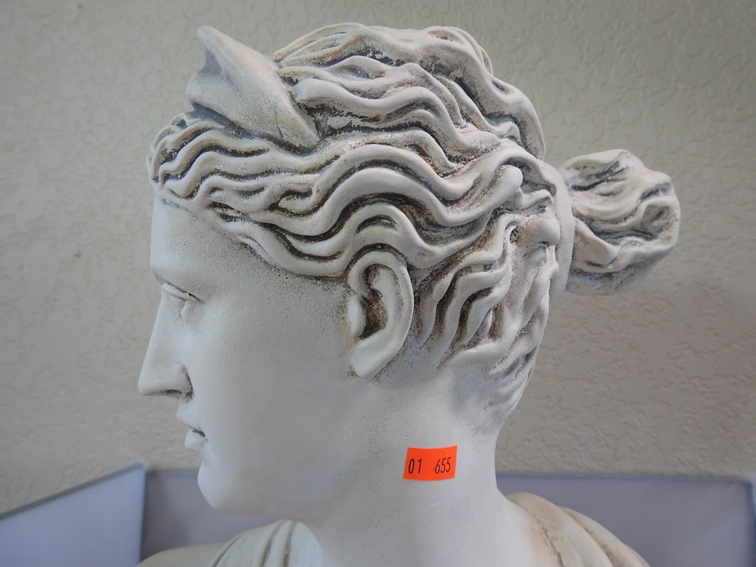 Classical Diana of Versailles Chalkware Statue - 2