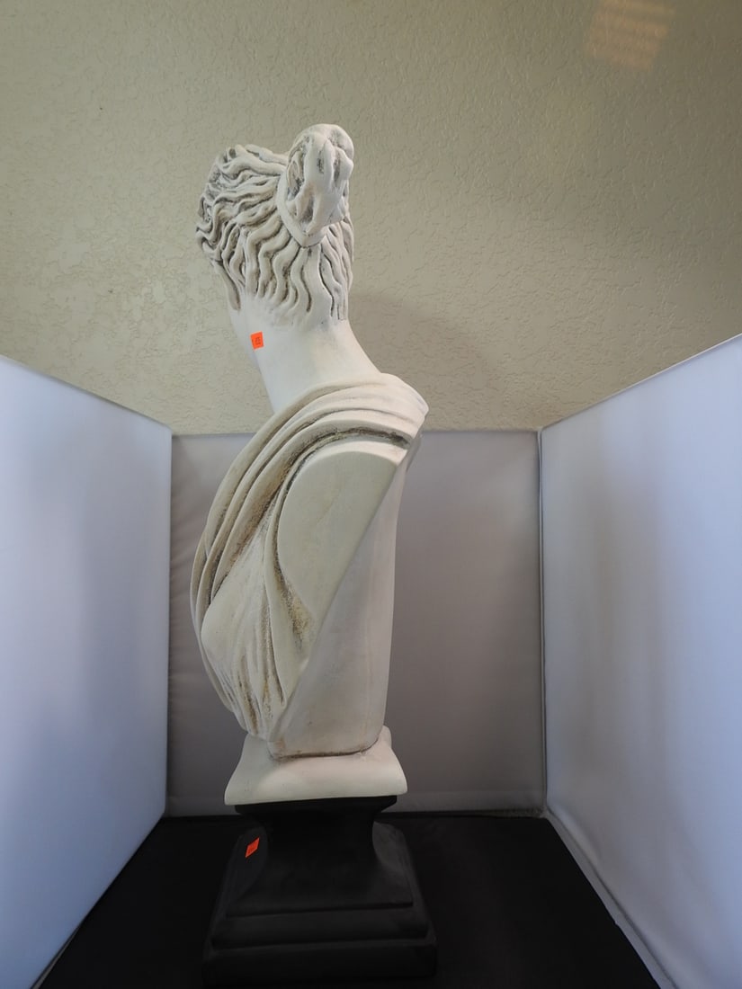 Classical Diana of Versailles Chalkware Statue - 3