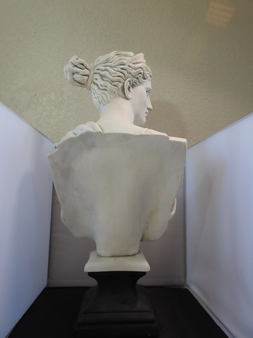 Classical Diana of Versailles Chalkware Statue - 4