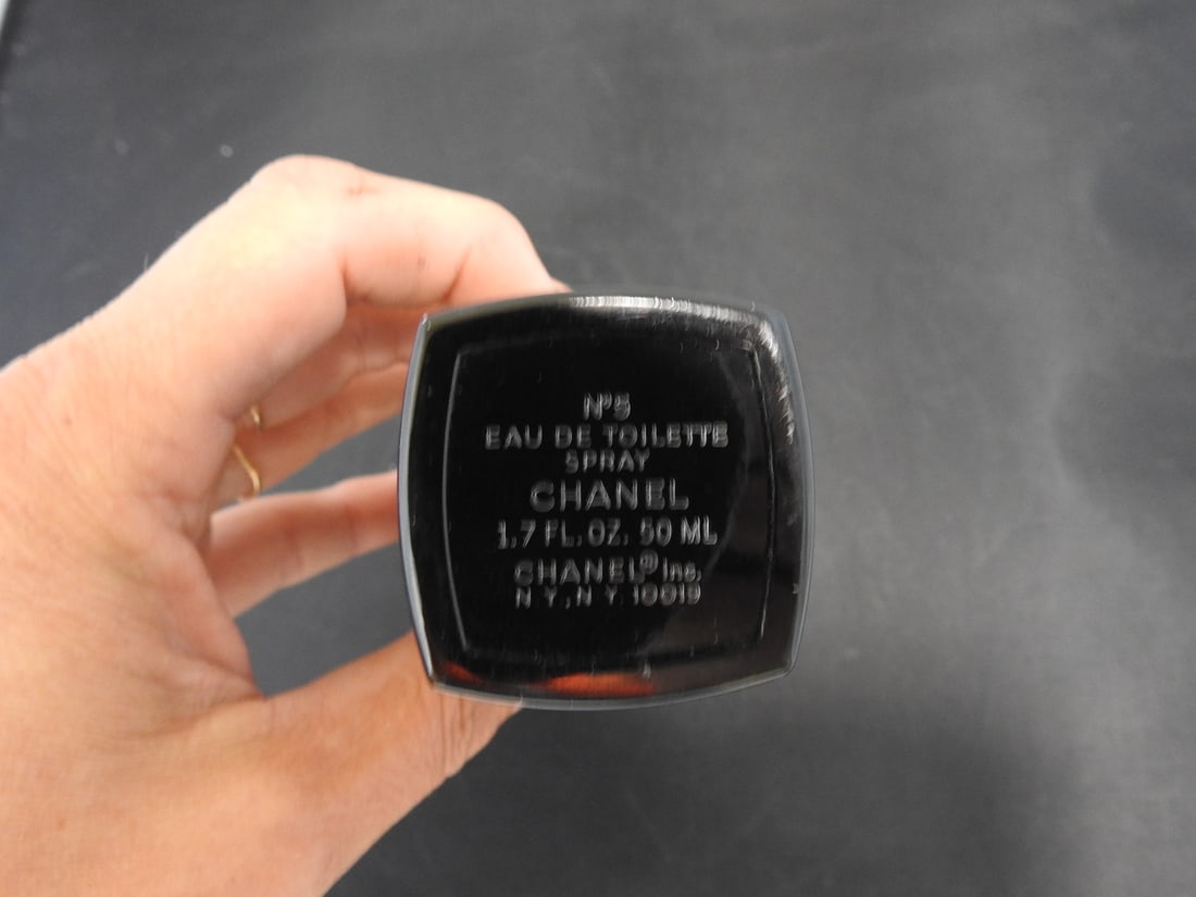 Vintage Chanel No. 5 Black Eau de Toilette Bottle - 2