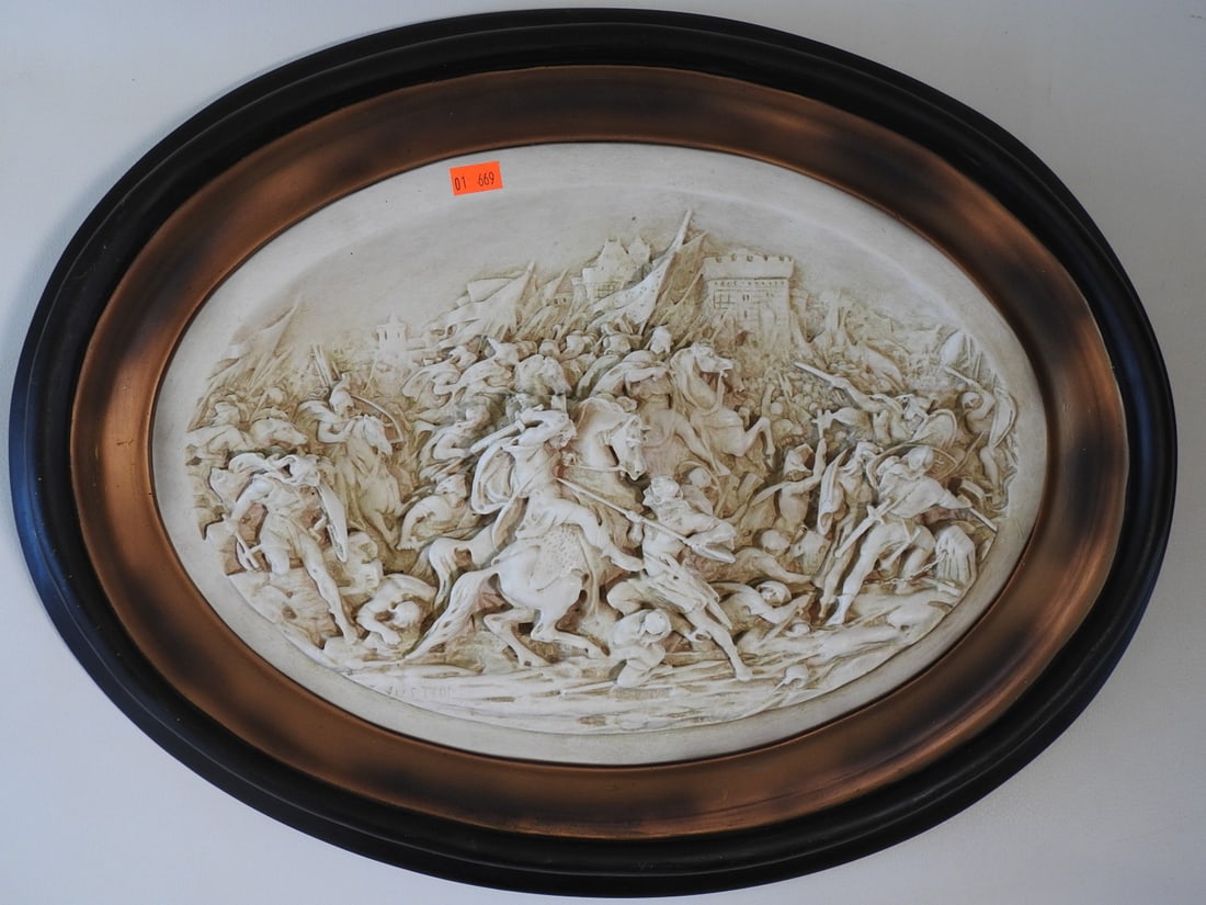 Design Toscano Bas Relief Battle Wall Plaque: Design Toscano bas relief battle wall plaque in hollow resin, featuring classical battle scene in raised relief within an oval frame. Approx. 15.5 x 20 x 3 in.
