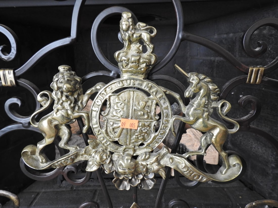 Antique Cast Brass British Royal Coat of Arms Plaque: Antique cast brass British Royal Coat of Arms plaque by VA / Virginia Metalcrafters. Approx. 8 x 11 x 1.5 in.