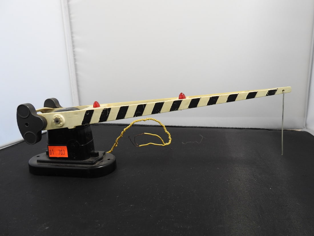 Lionel No. 252 Automatic Crossing Gate: Lionel postwar-era No. 252 automatic crossing gate accessory for O gauge layouts, with metal crossing gate, signal base, and operating mechanism. Circa 1950s Lionel production; operation not fully tes