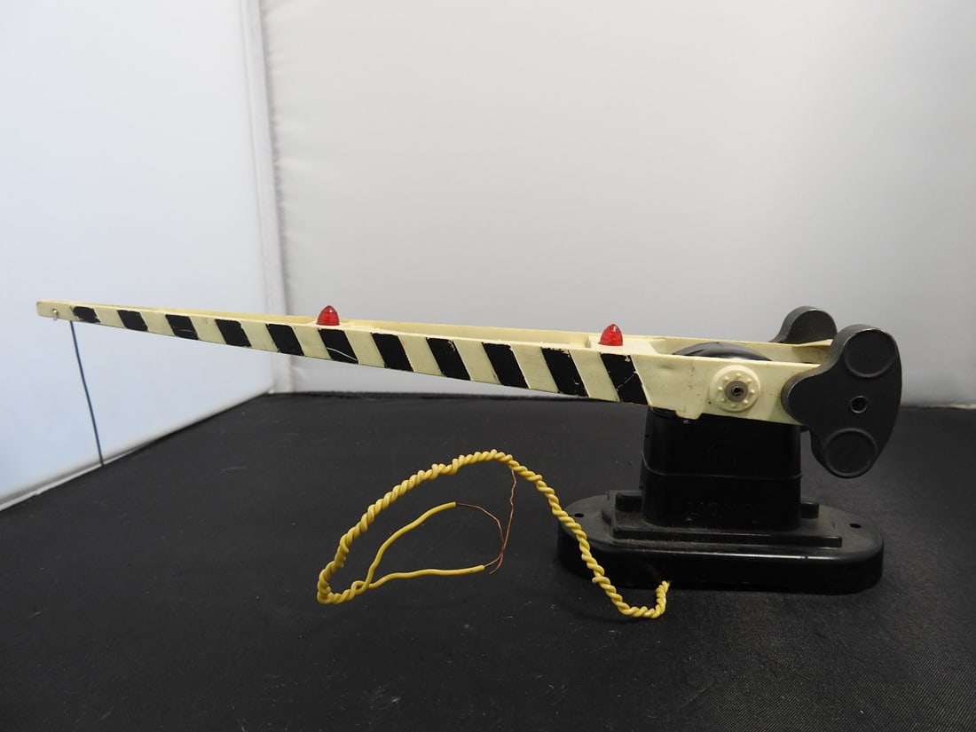 Lionel No. 252 Automatic Crossing Gate - 3