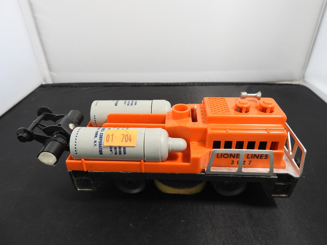 Lionel No. 3927 Track Cleaning Car: Lionel postwar-era O gauge No. 3927 track cleaning car with silver/grey body, cleaning pad assembly, metal frame, and operating couplers. Circa 1950s Lionel production. Approx. 3 x 8.5 x 2.5 in.