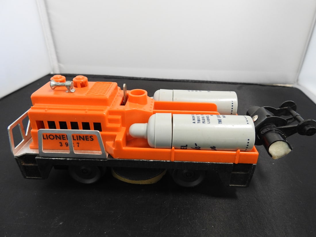 Lionel No. 3927 Track Cleaning Car - 2