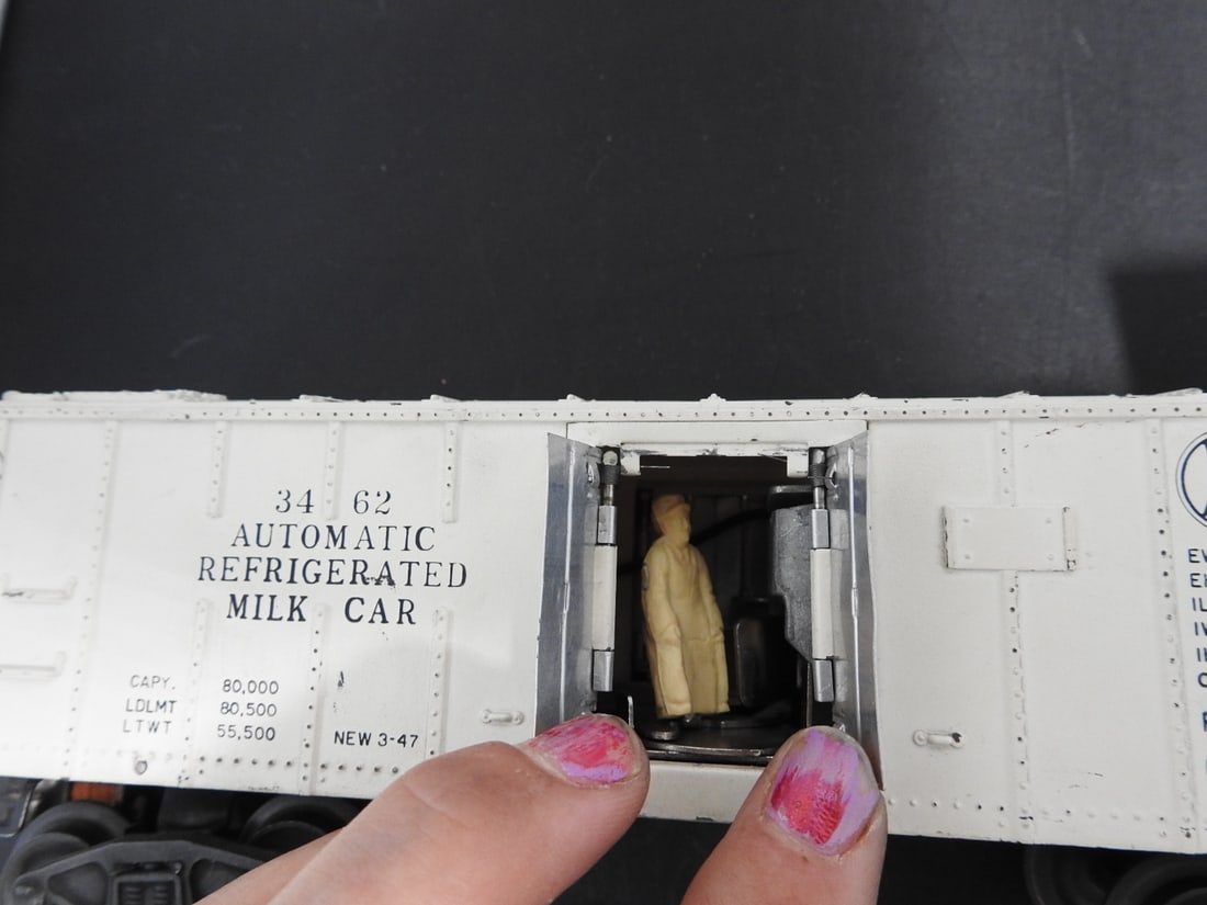 Lionel No. 3462 Automatic Refrigerated Milk Car - 5