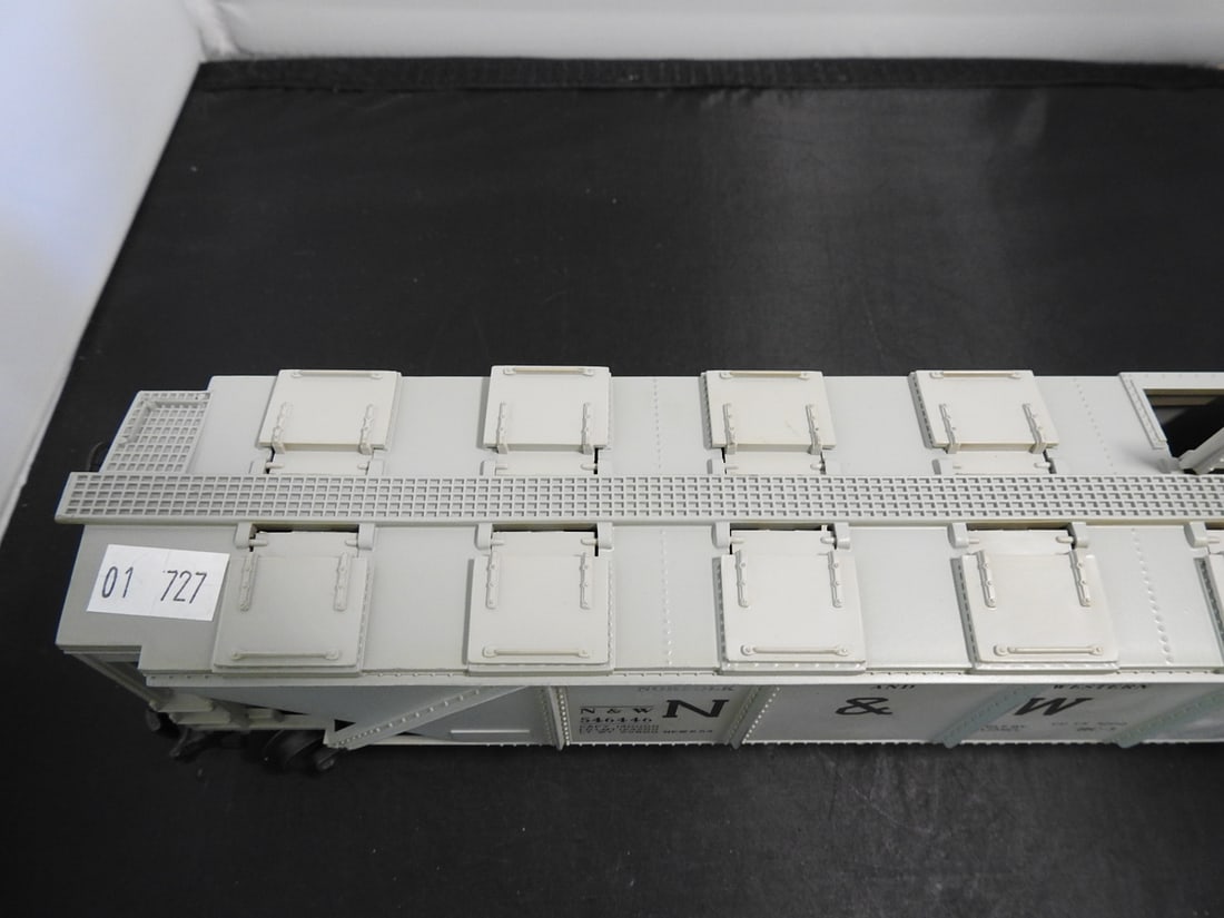 Lionel Norfolk & Western 546446 Covered Hopper Car - 2