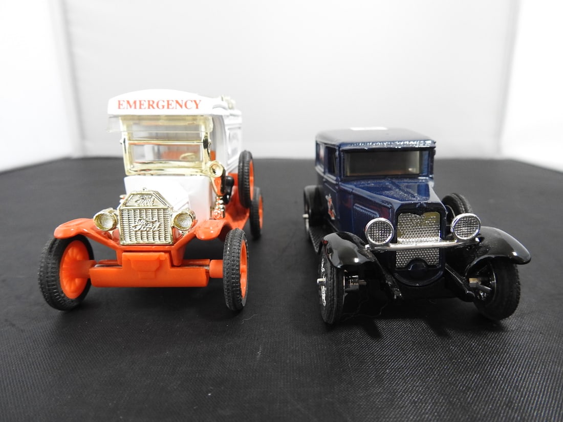 Pair of Vintage-Style Die-Cast Delivery Vehicles - 3