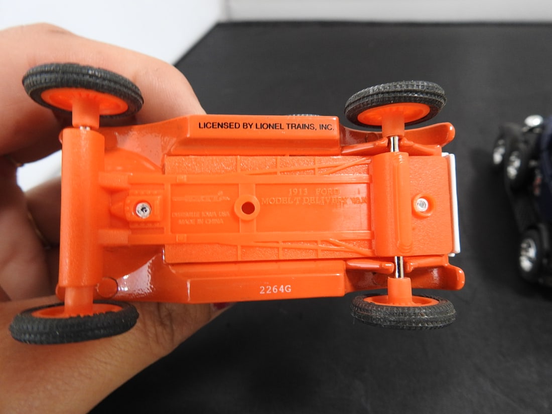 Pair of Vintage-Style Die-Cast Delivery Vehicles - 5