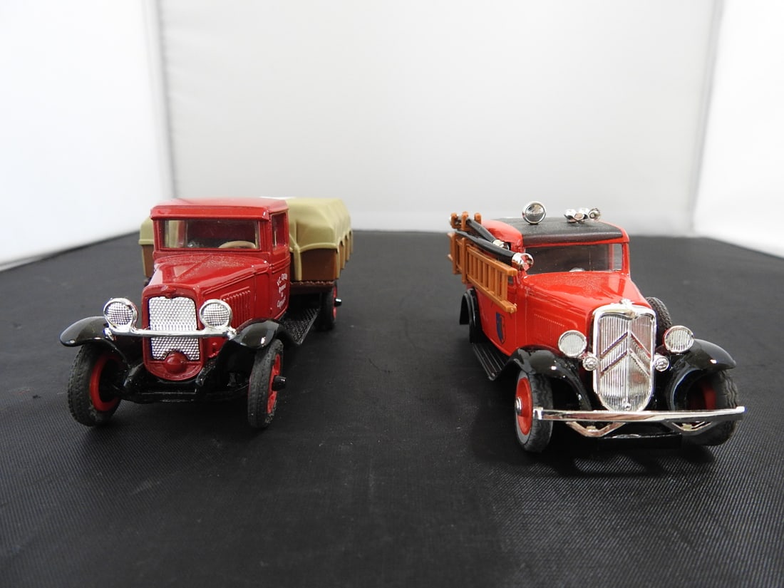 Pair of Vintage-Style Red Die-Cast Service Vehicles - 2