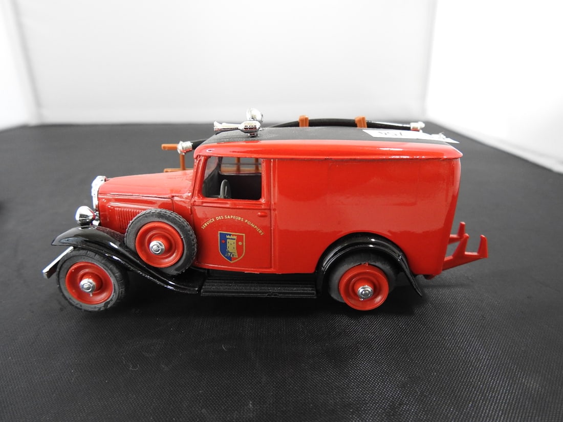 Pair of Vintage-Style Red Die-Cast Service Vehicles - 7