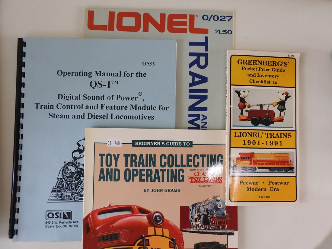 Lionel Track Layout Books, Catalogs and Price Guide Lot: Lot of Lionel train layout books, catalogs, operating/reference manuals, and a 1988 postwar edition market price guide. Mixed late 20th century reference material, measured as packed. Approx. 1.5 x